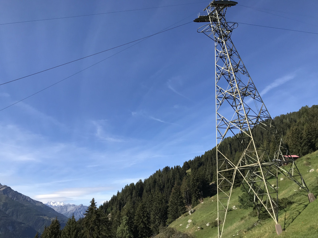 25.8.2020: Fahrt mit der neuen Gondelbahn, hier 2 Bilder der Stütze Nr. 1 der kleinen Pendelbahn
