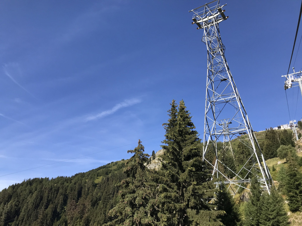 Stütze Nr. 2 der alten großen Pendelbahn, diese steht als einzige noch fast vollständig, lediglich die Seilhalter liegen bereits am Boden