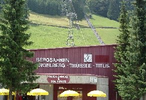 Talstation der 6EUB Gerschnialp. Recht daneben die Strecke der 75SSB.