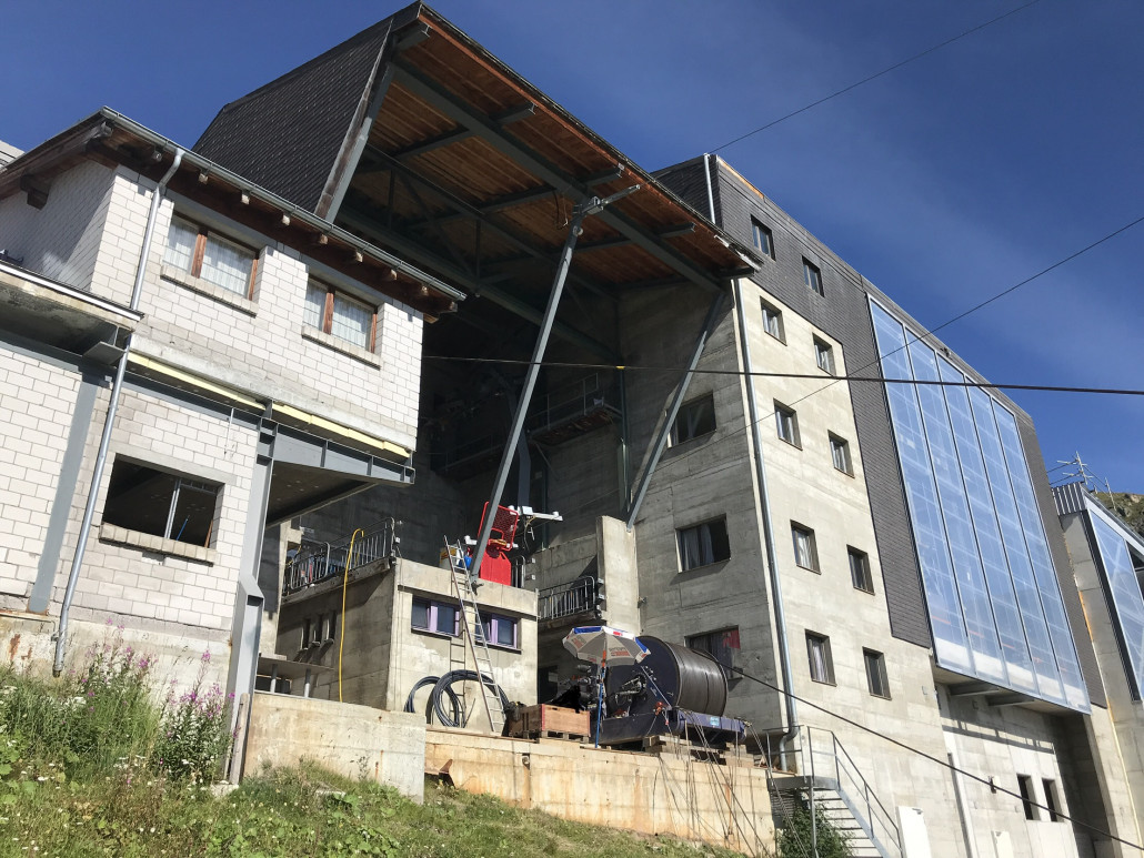 Bergstation der kleinen Pendelbahn: hier wird gerade das vorletzte Tragseil aufgerollt
