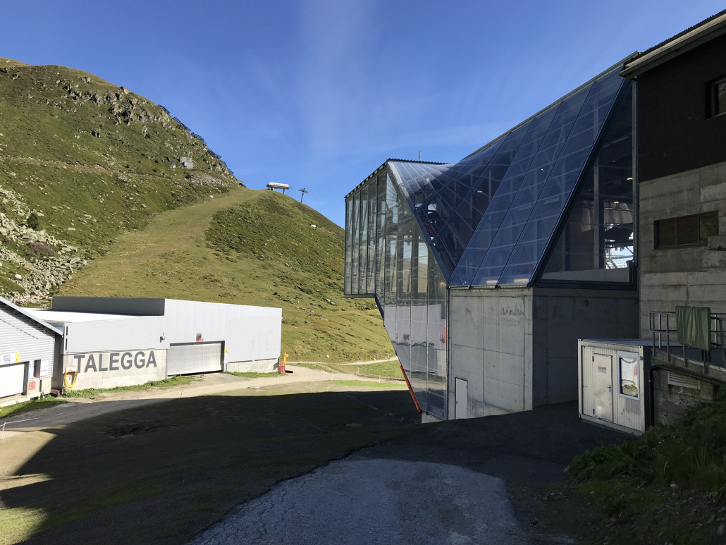 Bergstation der neuen Gondelbahn von hinten: hier muss der Rasen anwachsen