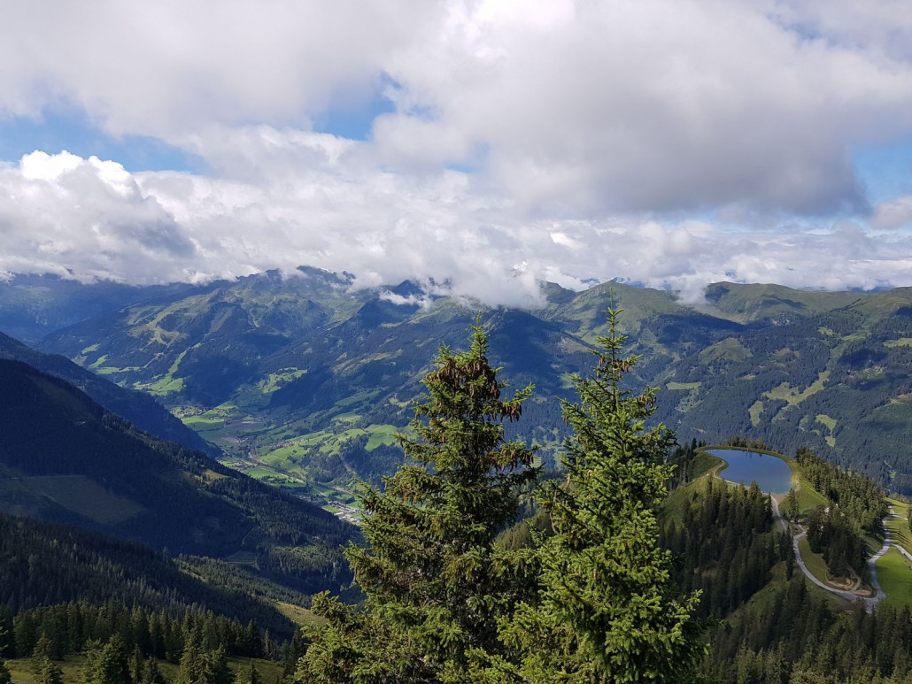 Mit der 6EUB geht es in 2 Sektionen auf das Fulseck. Oben hat man einen schönen Ausblick ins Gasteinertal. Links im Bild erkennt man sehr gut die Schlossalm mit ihren beiden Hintenrumabfahrten und der neuen Abfahrt am Speicherteich vorbei.