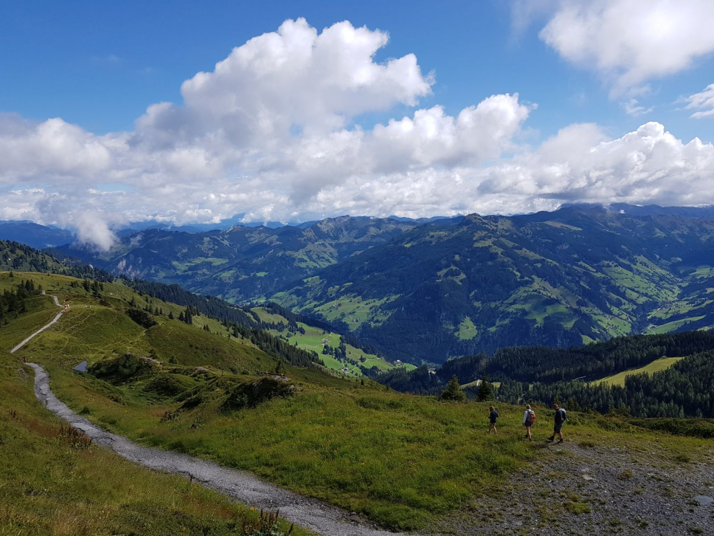 In die andere Richtung blickt man auf das Großarltal (mittig) und das Ellmautal (rechts), sowie links auf unseren Weg, der zum Kieserl und anschließend zum Arltörl führt.