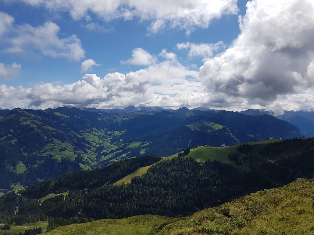 Seitenblick auf Teile des Großarler Skigebiets und das Ellmautal