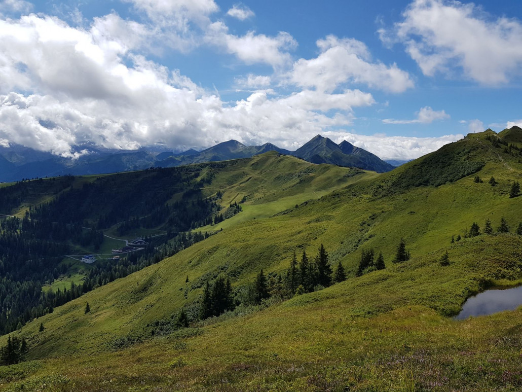 Man sieht auch den Skigebietssektor um den Kreuzkogel. Die Bergspitze rechts der Bildmitte ist wie so oft die allgegenwärtige Gamskarspitz mit dem Grießkarkopf rechts daneben.
