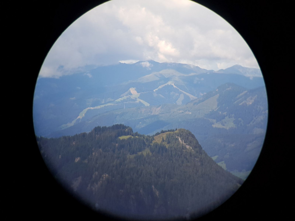 Die Schmittenhöhe! :D Von links nach rechts sieht man den AreitXpress, die Glocknerwiese, die Hirschkogelpiste, sowie die Breiteck- und Trassabfahrt. Neben dem Schmittenhöhe-Gipfel konnte man durchs Fernglas auch noch wunderbar die Bergstation des ZellamseeXpress begutachten. Das war eine nette Exkursion :)