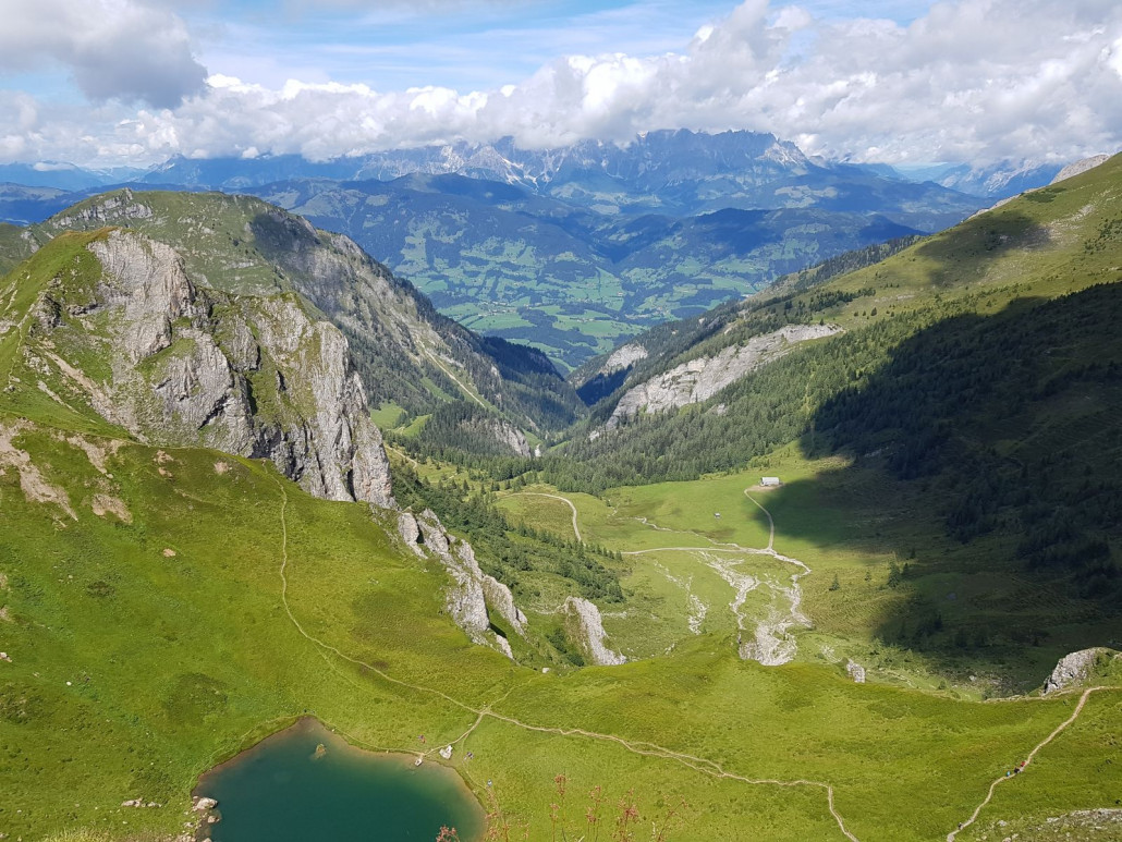 Anschließend ging ich von dort noch hoch auf den Schuhflicker. Der kleine See ist der Schuhflickersee. Ganz links beginnt auch noch ein toller Steig, der zu den Paarseen führt. Den möchte ich auch noch einmal gehen!<br />In den Wolken verstecken sich der Hochkönig (l.) und das Tennengebirge (r.).