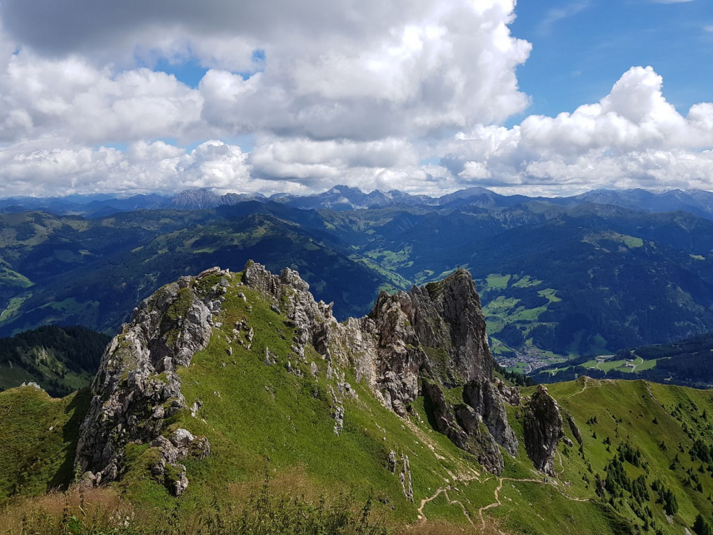 Unten sieht man den Steig, den ich benutzt habe. Die markante Felskonstruktion ist der Austuhl. Irgendwo inmitten der steinernen Berggipfel am Horizont muss auch Obertauern versteckt liegen. Benennen kann ich davon aber keinen.