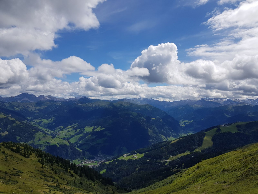 Im Tal liegt Großarl, samt Skigebiet rechts bzw. westlich davon.