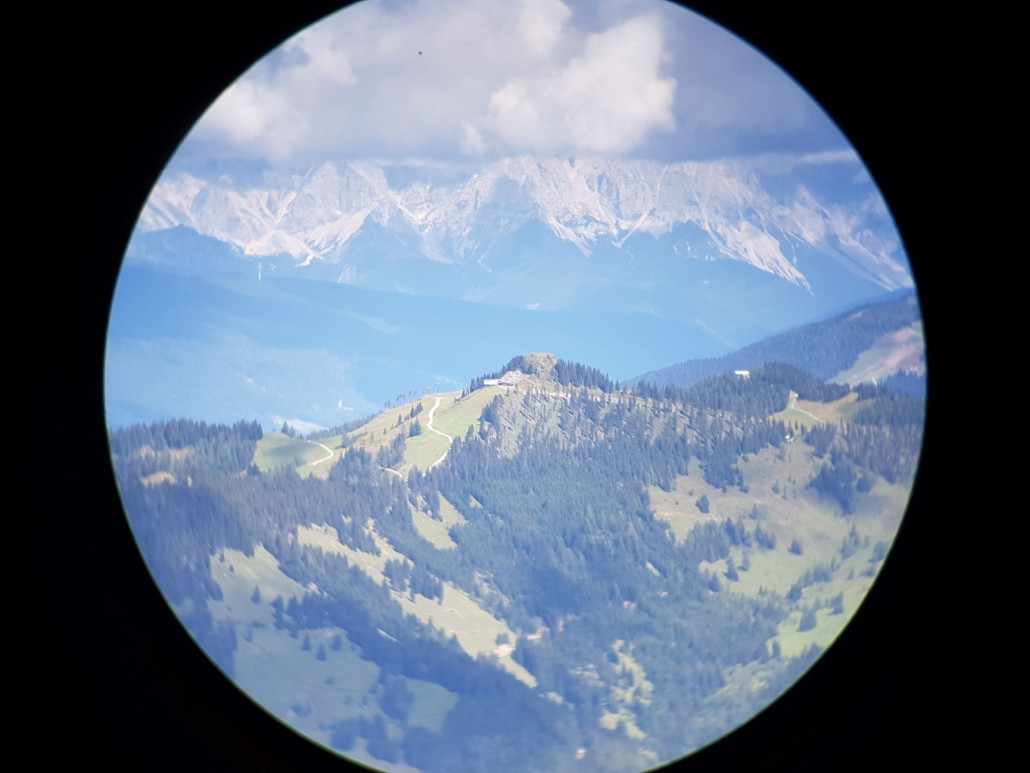 Es folgen ein paar Zooms in das SnowSpace. Hier im Bild ist die D-Line Sonntagskogel, dahinter der Dachstein.