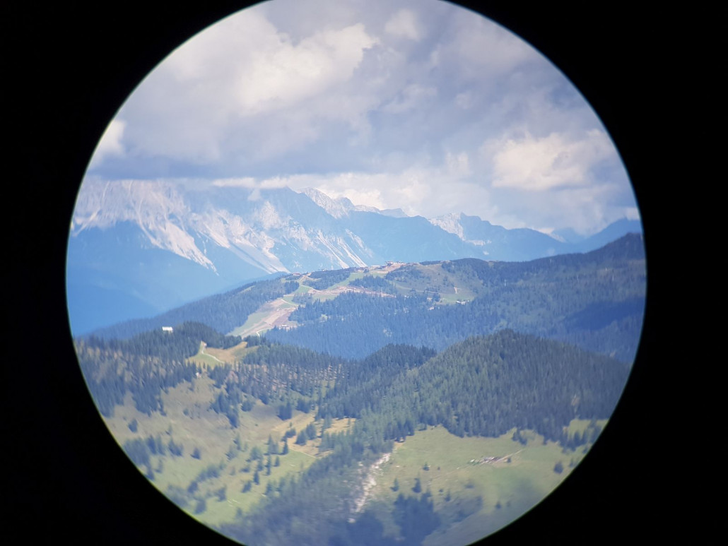 Außerdem sah man bis zur Baustelle unterhalb des Grießenkarecks. Man erkennt die Flying Mozart und Panorama Link Baustelle sowie Pistenarbeiten.