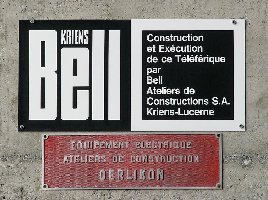 Firmenschilder in der Bergstation auf Bella Lui.