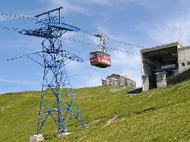 Pendelbahn Cry d' Er - Bella Lui,
<br />im Hintergrund die alte Bergstation der ehemaligen Oehler-Gondelbahn.