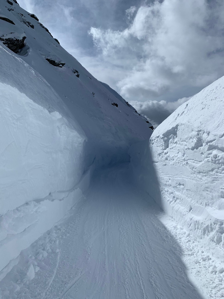 Die Schneehöhe hier sagt viel über den Zustand des gesamten Skigebietes aus, hat heuer sehr viel Schnee erhalten.