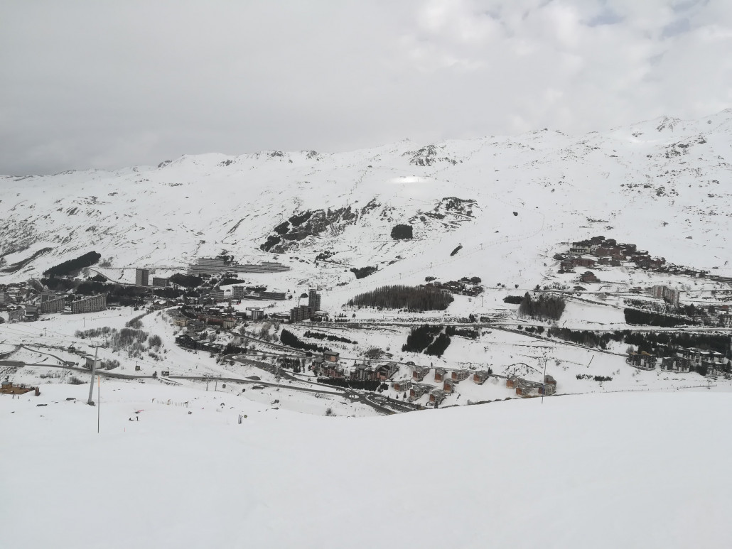 Abfahrt von der Masse und Blick von der Piste "Vallons" auf Les Menuires