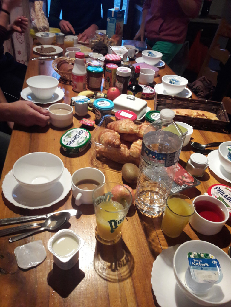Zu Beginn ein reichhaltiges Frühstück und ein Brote für den Tag richten.Bin ich aber gewohnt und mach das überall so beim Skifahren. In Frankreich ganz normal