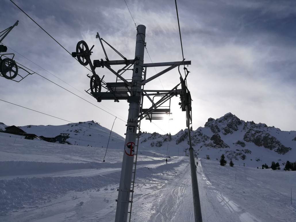 So einen Lift habe ich auch noch nie gesehen. Die Stangen werden nur bei Bedarf aufs Seil geführt: Rocher de L'ombre