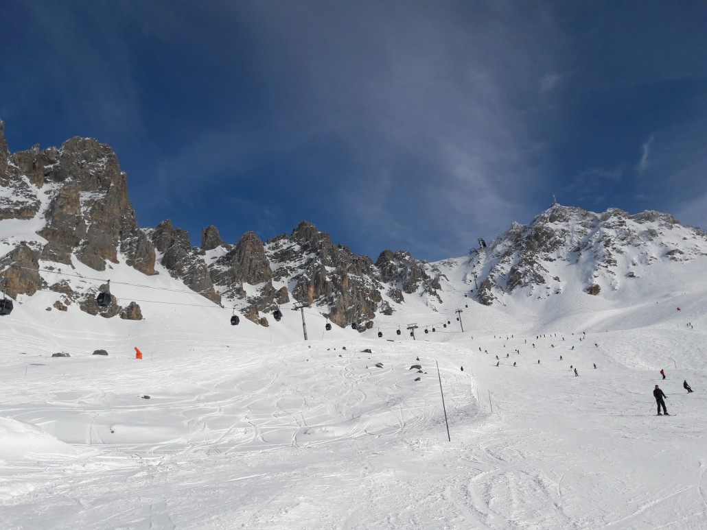 Wie erwähnt, es ist leider nicht immer und überall leer. Im Hintergrund: Saulier Express 2. Immerhin kam die Sonne wieder durch
