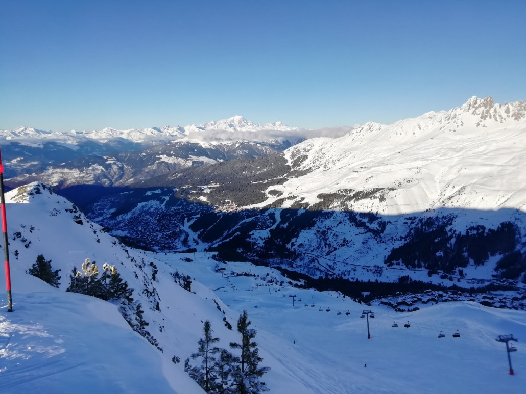Méribel bereits im Schatten. Im Hintergrund der Mont Blanc