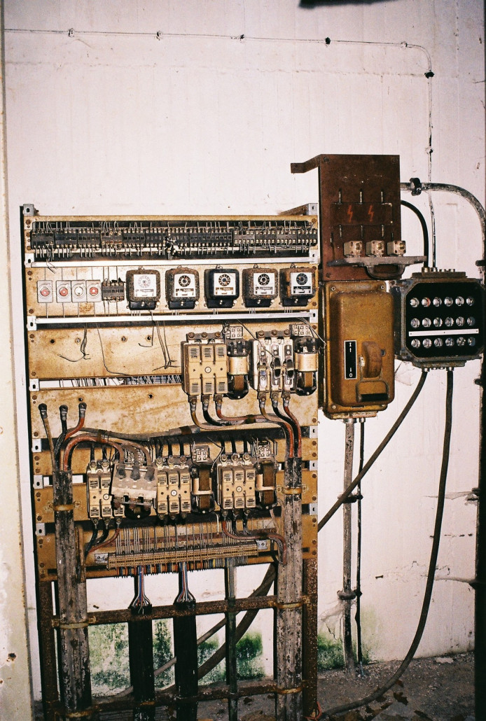 ... zu dieser Schaltanlage (Man beachte, der Hauptschalter steht brav auf "Aus"), es wurde hier wohl abgezweigt zischen Strom für den Antrieb und Strom für das Haus.