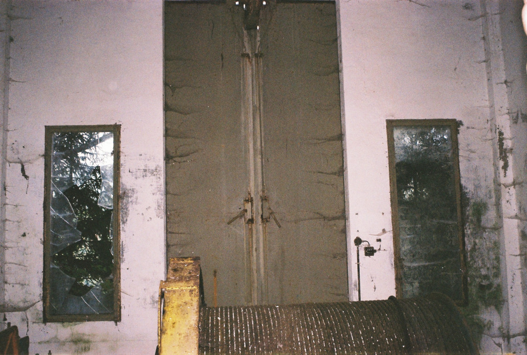 Die Talseitige Wand mit der Flügeltür und dem Arm für den Flaschenzug