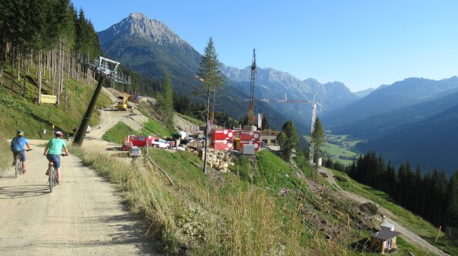 Baustelle Restaurant, rechts darunter der Ziehweg zur Talstation