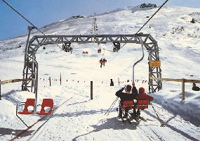 Und noch ein weiteres Beispiel eines Zweiersesselliftes von Müller: Obersaxen GR (Kartitscha-Stein)