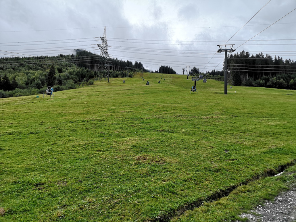 Über MK Mittel Stadion stehen schon viele Schnee erzeuger bereit