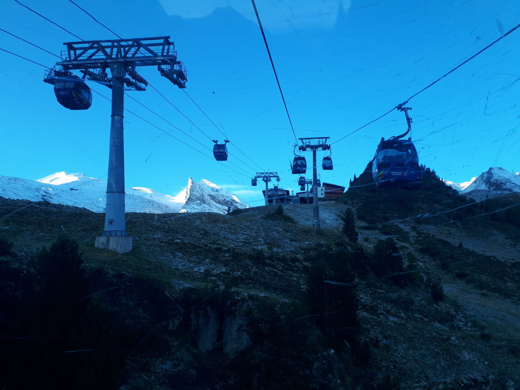 Unten beide Seilbahnen in Betrieb