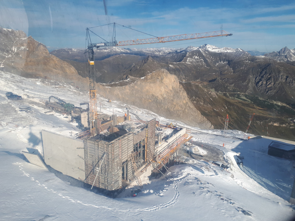 Es wird fleißig gearbeitet. Auf der Strecke entlang der Materialseilbahn stehen schon erste Fundamente. Könnte fast im Sommer fertig gemacht werden.