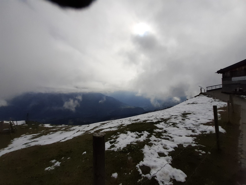 Auf dem Piz Scalottas, 2323m.ü.M., hat es zur Zeit bereits eine mehr oder weniger geschlossene Schneedecke.