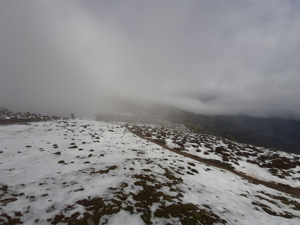 Auch bei der June Hütte hat es noch mehr als genug Schnee.