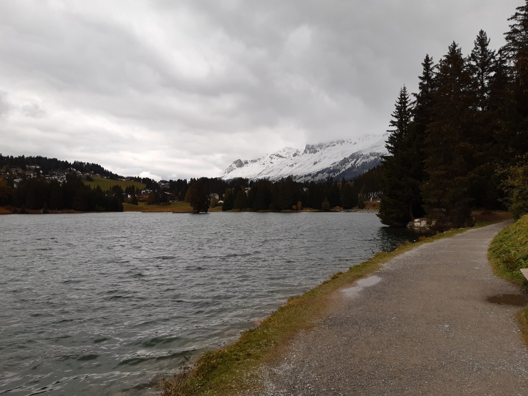 Am Heidsee. Die verschneite Bergflanke Richtung Churer Joch im Hintergrund