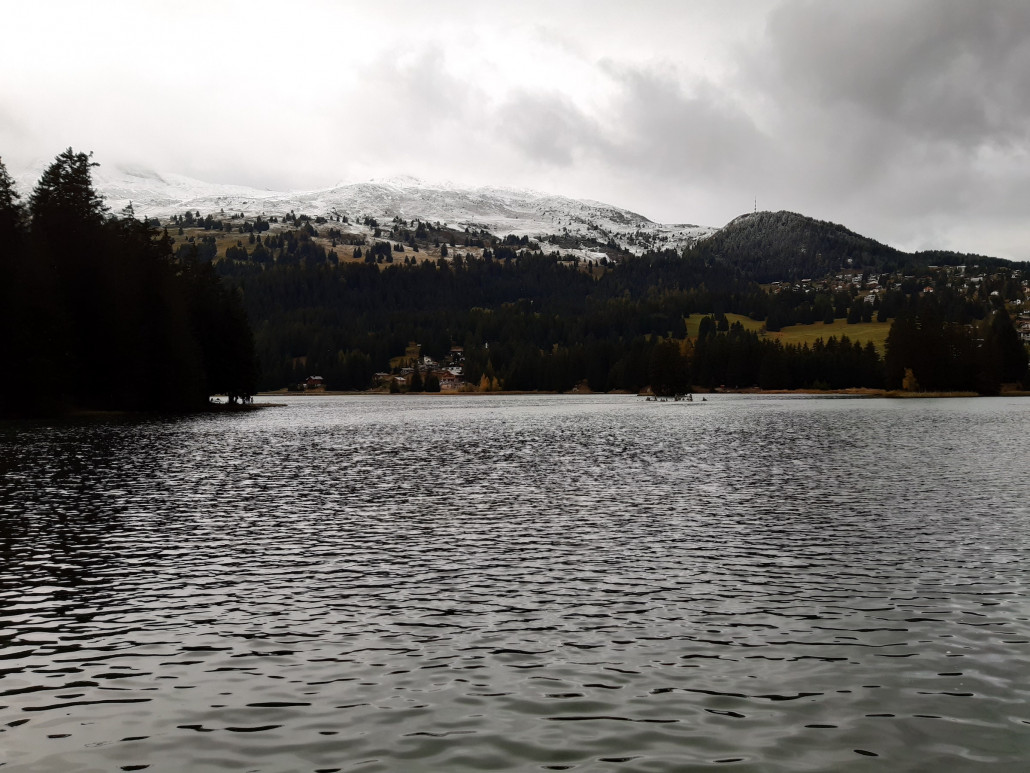 Heidsee mit einem Teil der Westseite im Hintergrund. Schneeauflage ab etwa 1600-1700m ü.M.