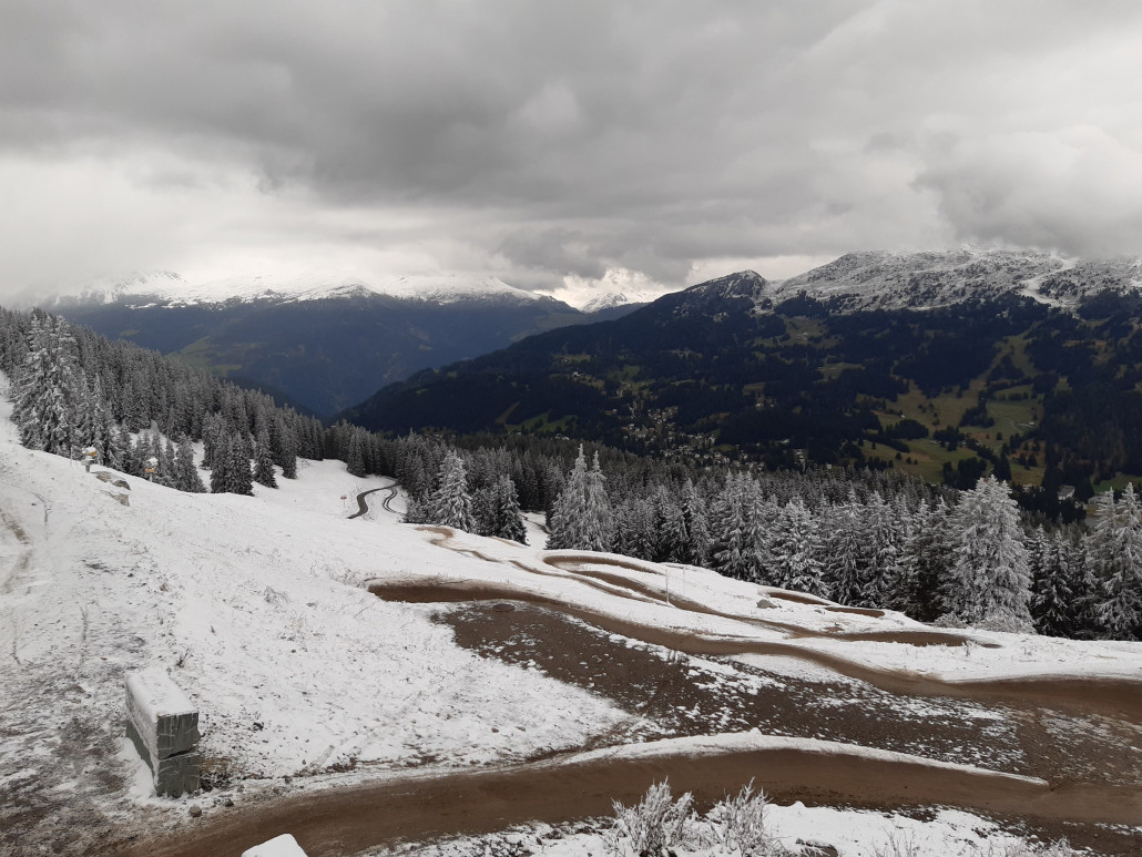 Blick von Scharmoin auf die Lenzerheide. Im Bereich Tgantieni ist die Schneegrenze höher als zum Beispiel auf der Ostseite.