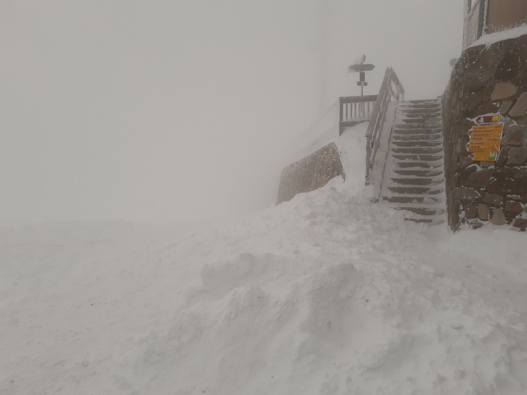 Auf dem Rothorn. Bereits viel Schnee und starke Verwehungen.