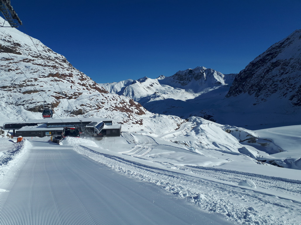 Es führt auch eine Raupenspur den Notweg runter. Unklar ob der Schnee aber bis unten reicht
