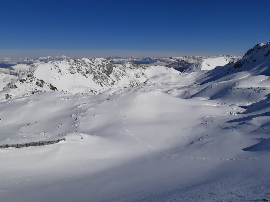 Ich kann mich an einen oder zwei Winter erinnern, als am Sessellift Totälpli Ende Oktober oder anfangs November Skibetrieb angeboten wurde, müsste so vor 15 Jahren gewesen sein. An Tagen wie heute kommt mir dieses Erlebnis immer wieder in den Sinn.