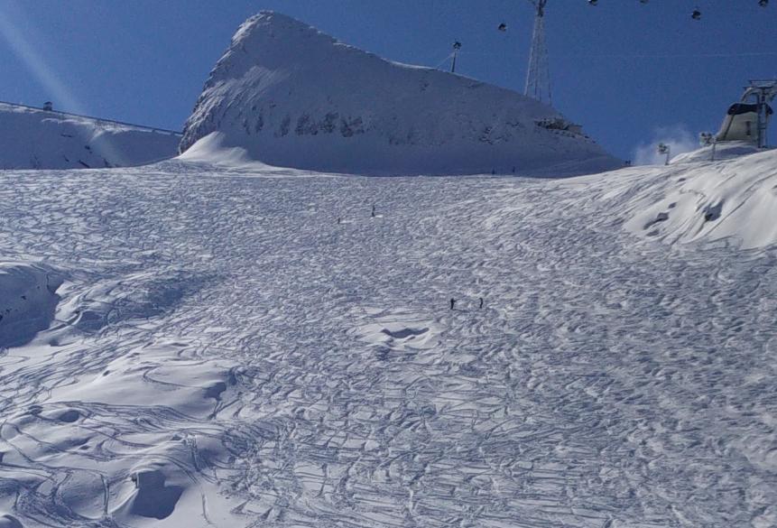 Der Service vom Kitzsteinhorn hat viel der Freude kaputt gemacht. Am SO haben wir 1,5Std. von der Pension bis zum 1. Schwung am Kitzlift gebraucht: 8:30Uhr los - 3Km 30min im Stau zum Parkplatz. Alle PKW wurden auf einen Platz gewiesen, 500m zur Gondel, je Lift warten, in Skiline kann man alles nachvollziehen.
