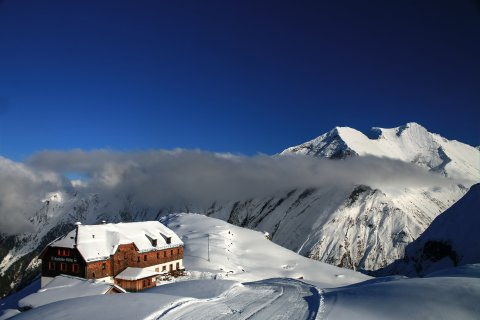 Krefelderhütte in der Nachmittagssonne