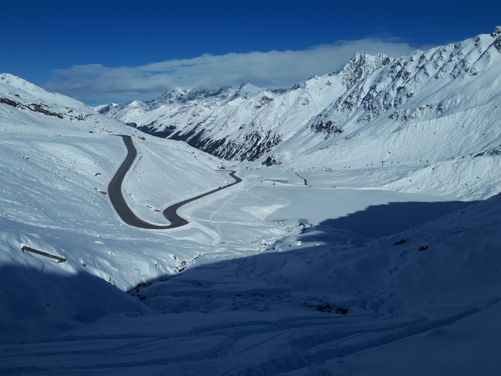 Alleinig auf dieser Passage fehlt wohl noch Schnee fürs präparieren. Habe aber heute extra meine alten "Steinskier" dabei
