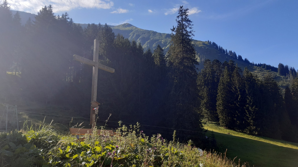 erstes "Gipfelkreuz" erreicht. Im Hintergrund müsste die Hammerspitze zu sehen sein