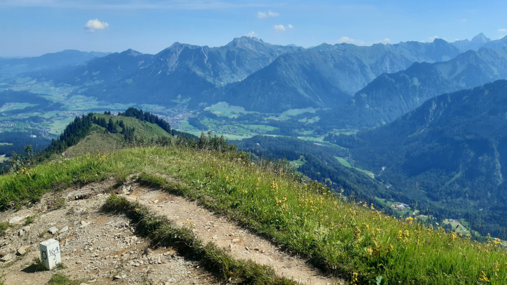 Grenzsteil Schlappoldkopf mit Blick nach Oberstdorf