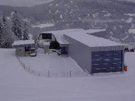 Das ist die Bergstation der 8EUB Königslehen 1. Aber da diesen Sommer (2004) ja die 2. Sektion der Bahn gebaut wird, ist das ab sofort die Mittelstation der 8EUB. Ein Teil der neuen 2.Sektion hat bereits im letzten Winter gestanden.
