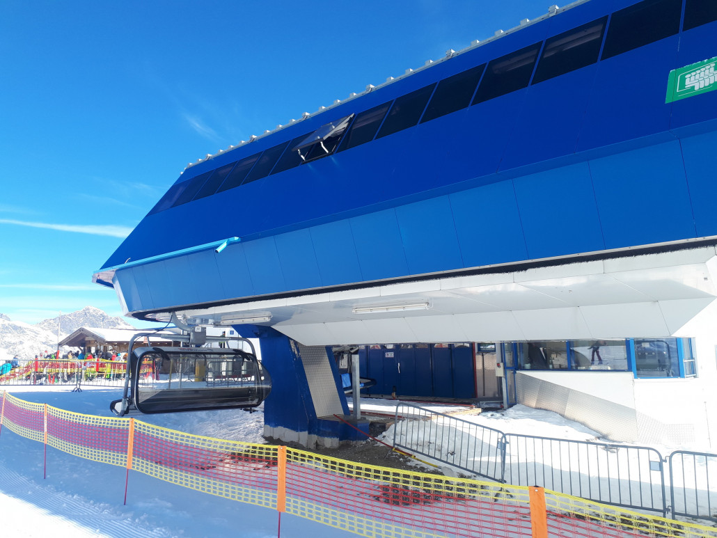 Laute Dieselmotor Geräusche dröhnen aus der Station. Zugang ist gesperrt.