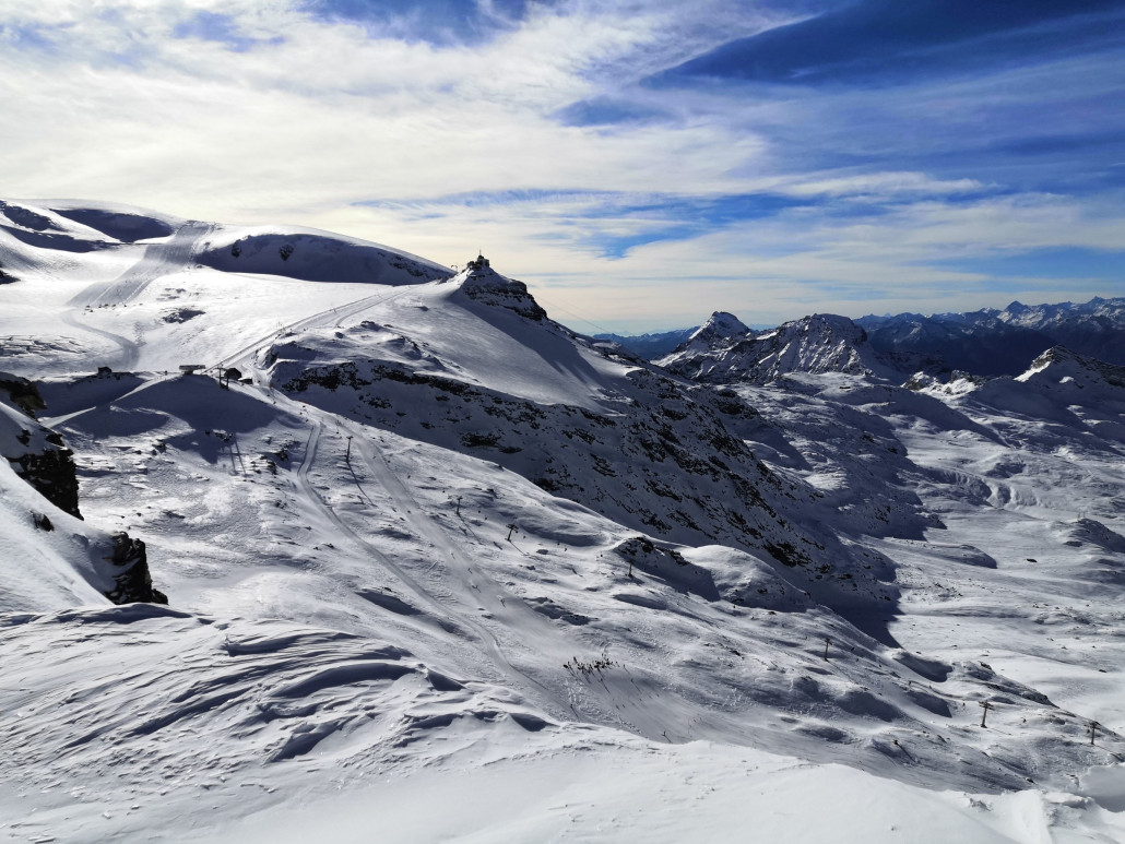 Blick auf die italienische Seite mit regem Trainingsbetrieb.