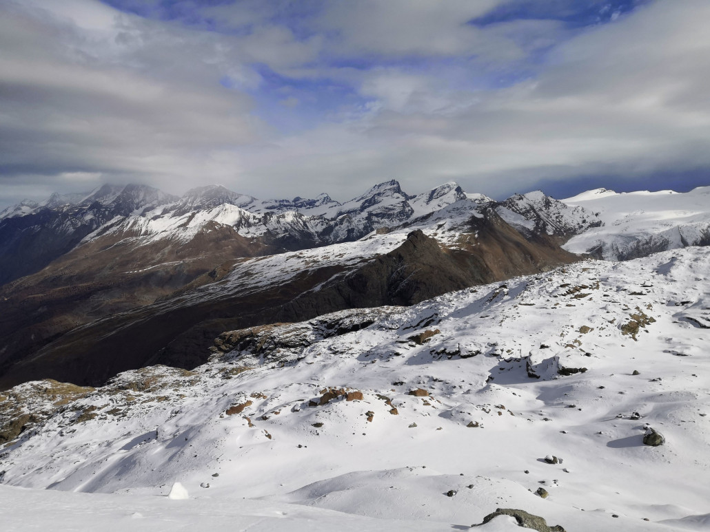 Blick Richtung Gornergrat und Rothorn. Hier fehlt noch einiges an (Kunst-)Schnee.