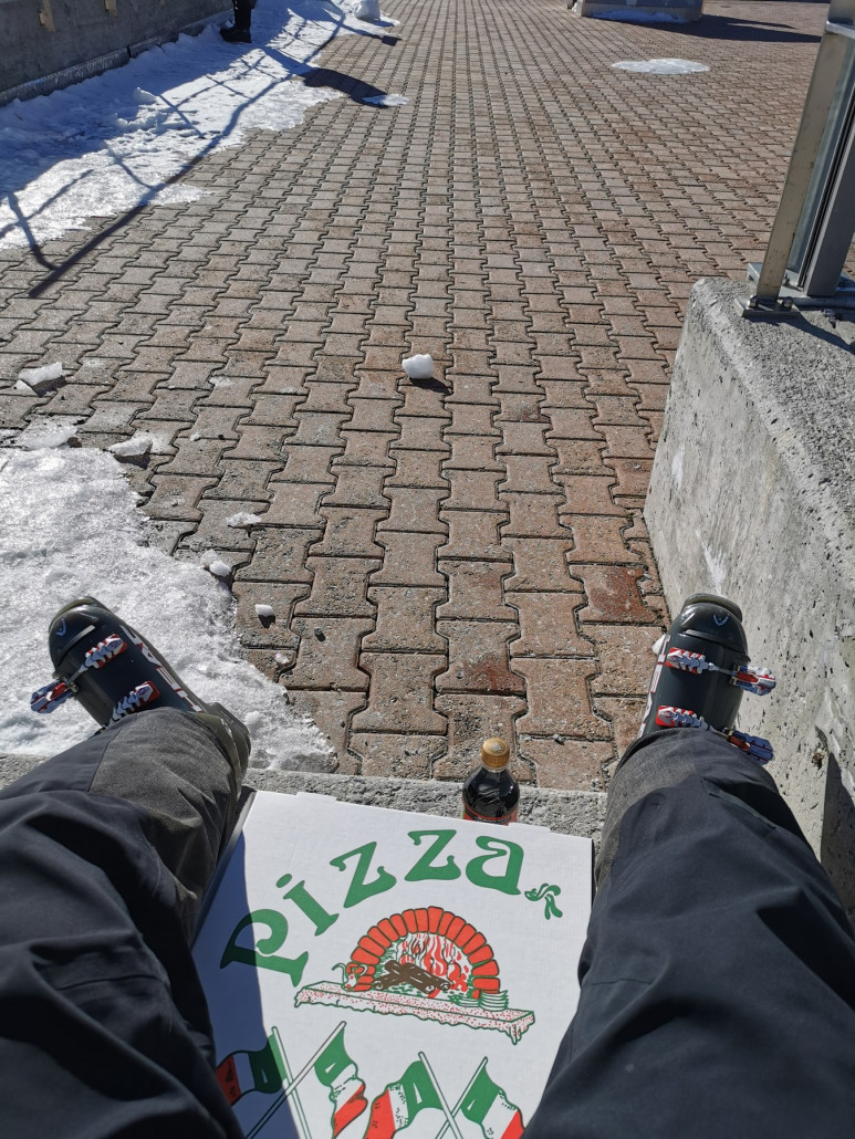 Restis dürfen nur noch Take Away machen. Deshalb gabs Pizza draussen auf der Treppe sitzend.