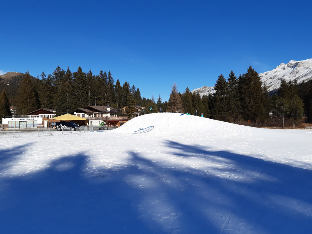 Die Schneehügel auf dem Parkplatz Fadail sind mittlerweile beachtlich gross.