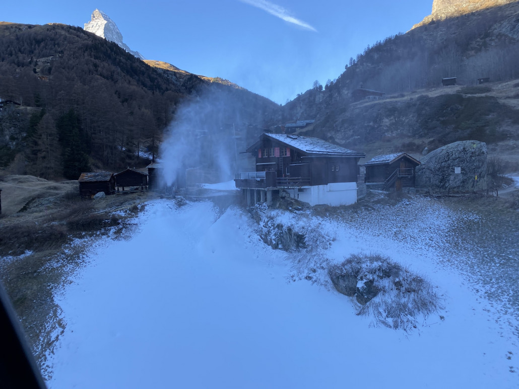 Auch zwischen Furi und Zermatt wurde die Beschneiung aufgenommen.